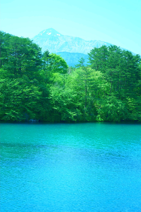 青い沼と磐梯山