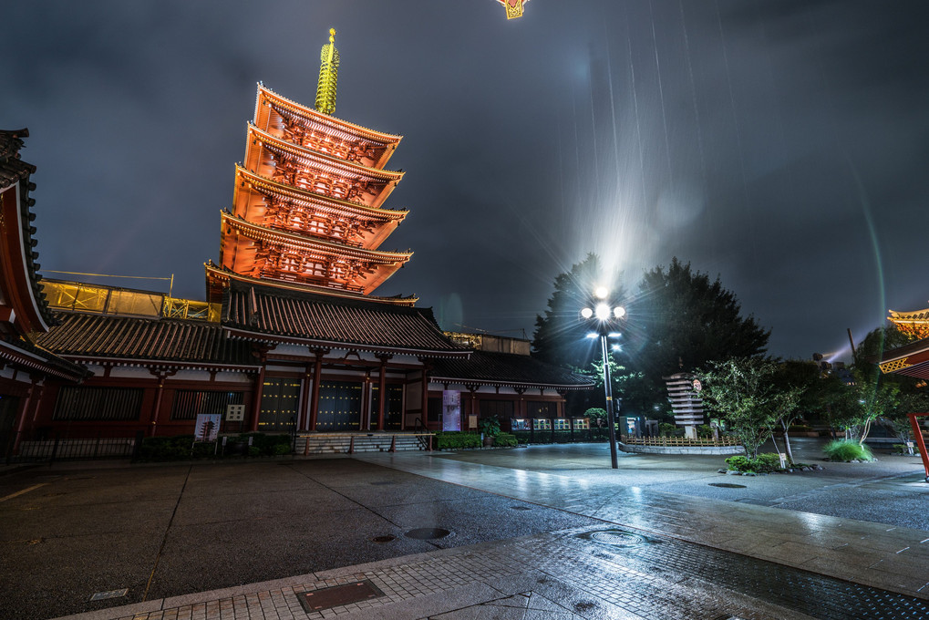 雨降りの浅草寺
