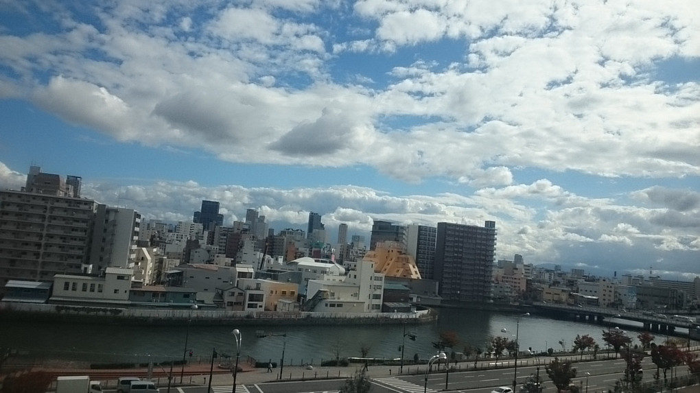 水の都大阪の青空スマホフォトです