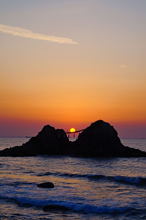 夫婦岩に沈む夕日