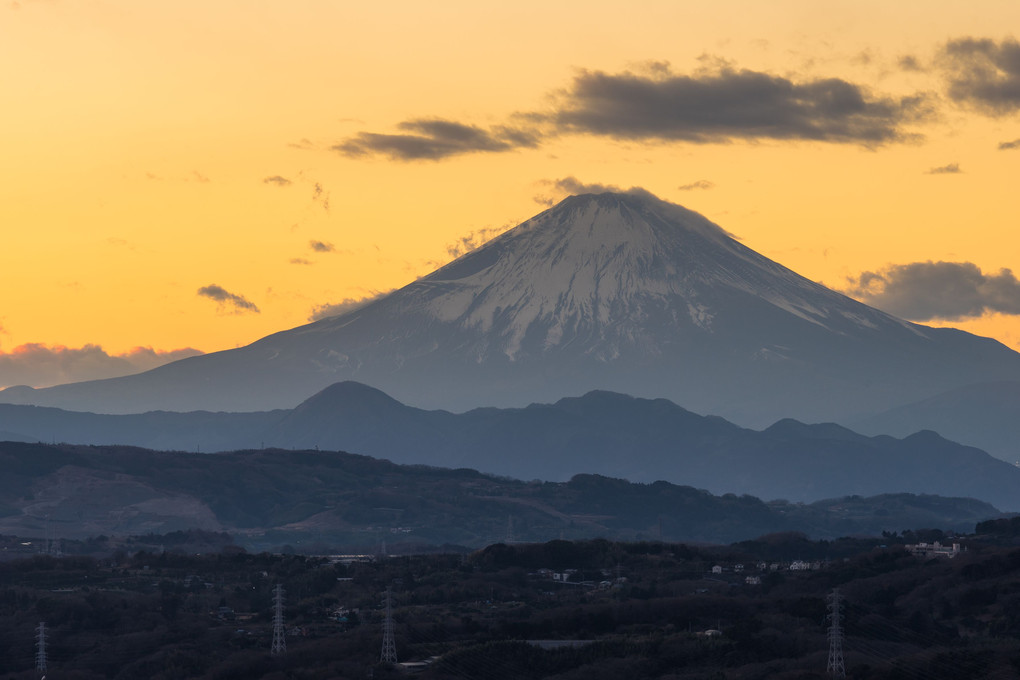 夕暮れの湘南平から富士山を望む