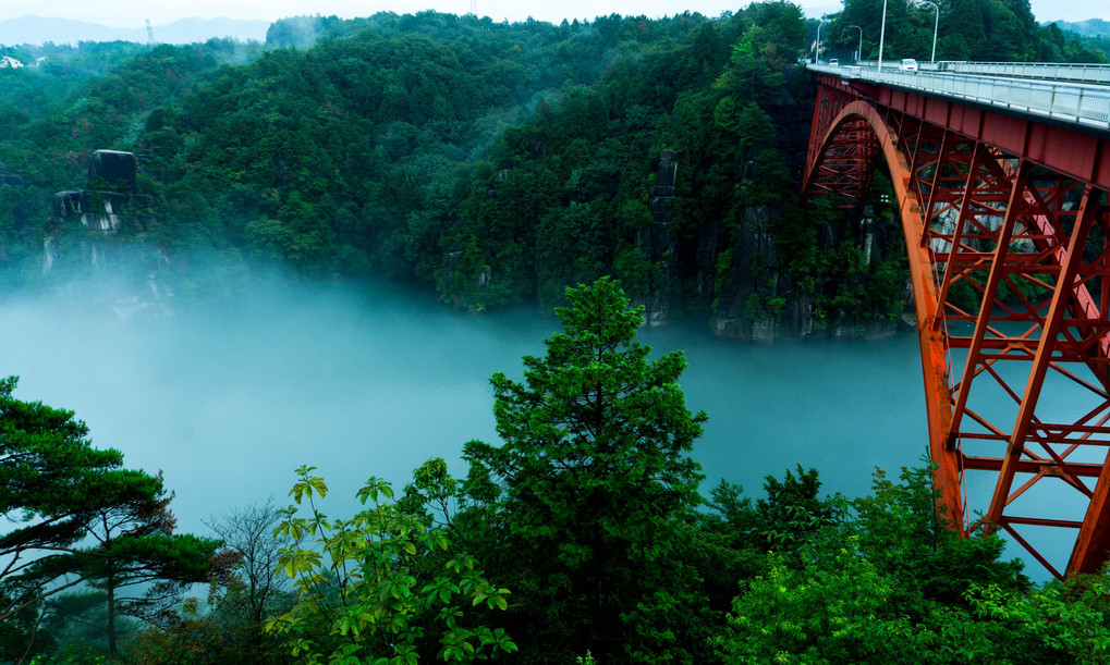 霧のダム湖にかかる赤い橋（恵那峡大橋）