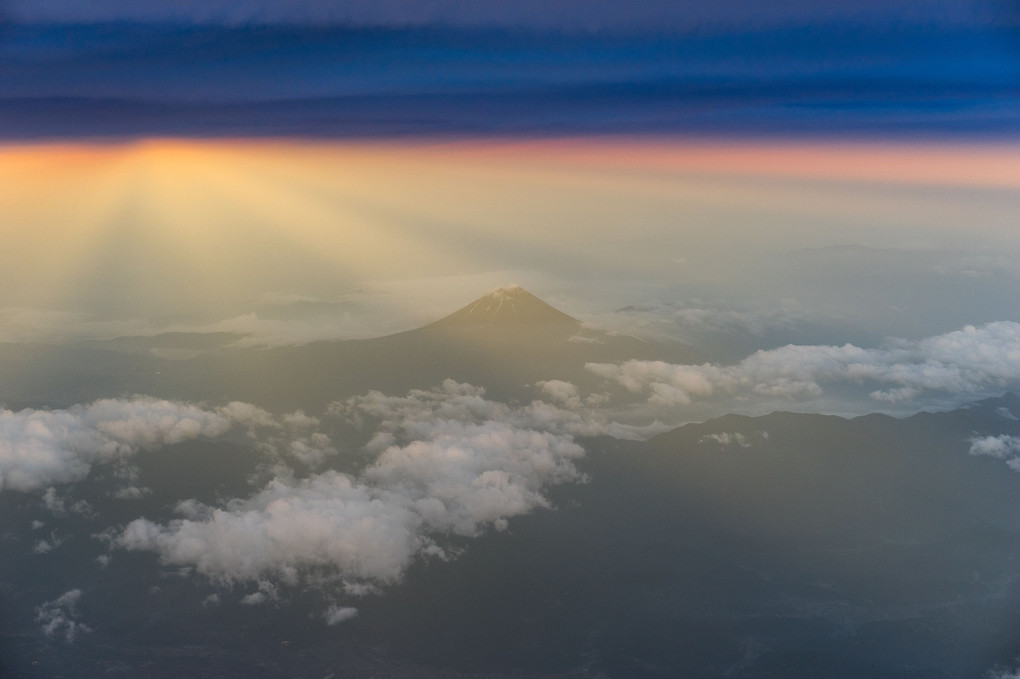 光の中の富士山