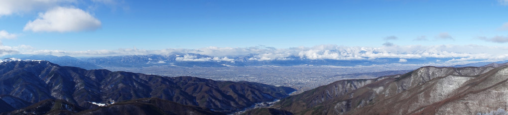 美ヶ原から松本盆地越しの眺望　穂高が顔を出してくれた