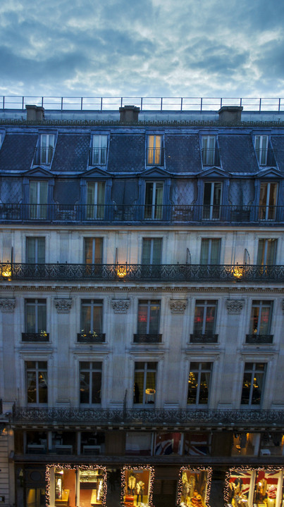 パリのホテルの窓から〜