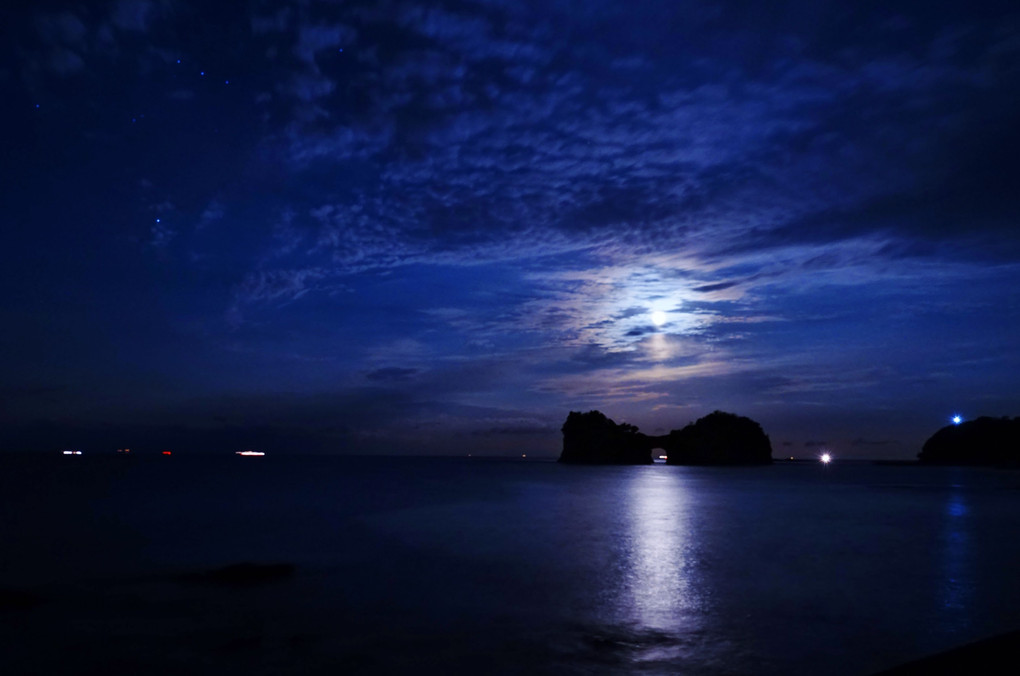 円月島の月明かり