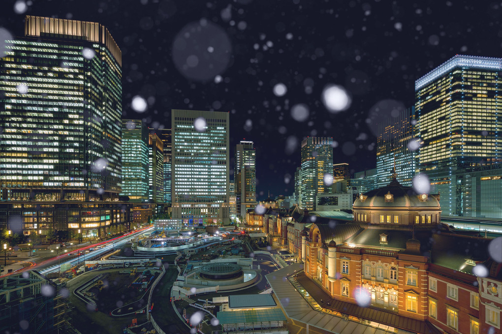 雪舞う東京駅