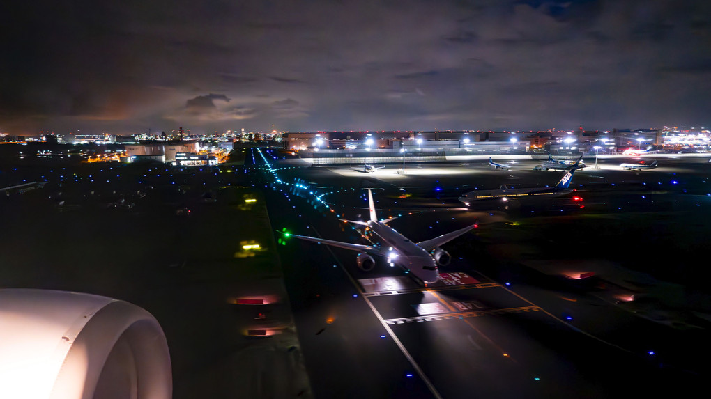 機窓から　夜の羽田空港