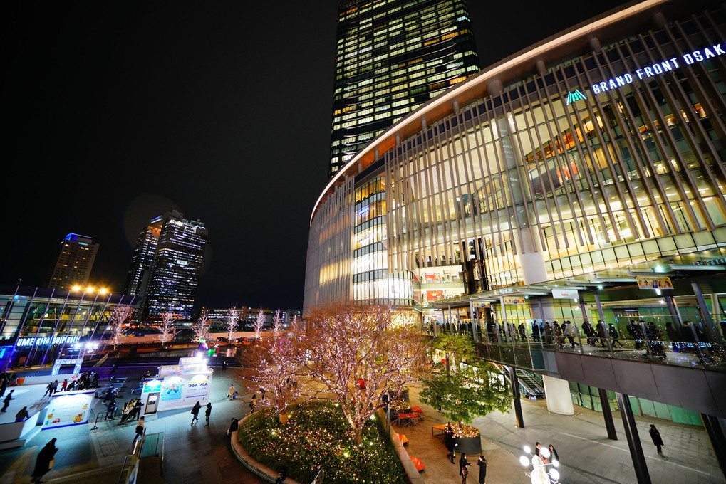 夜の大阪駅前
