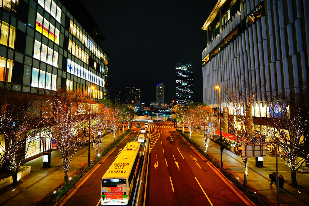 夜の大阪駅前