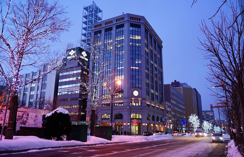 冬の夕暮れ（札幌大通り）