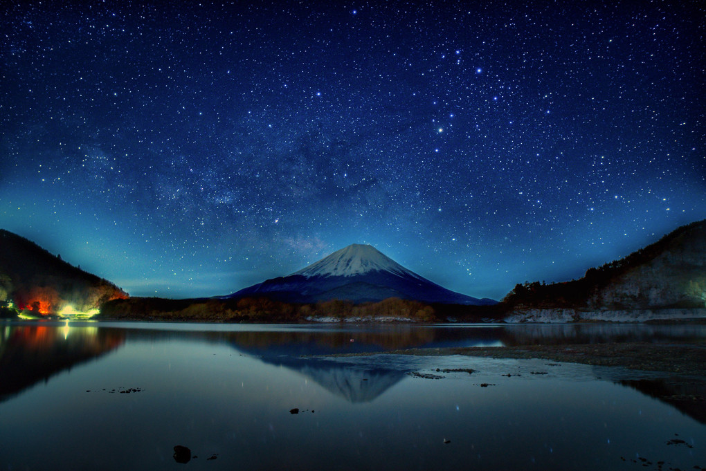 登り初めの富士と湖の天の川