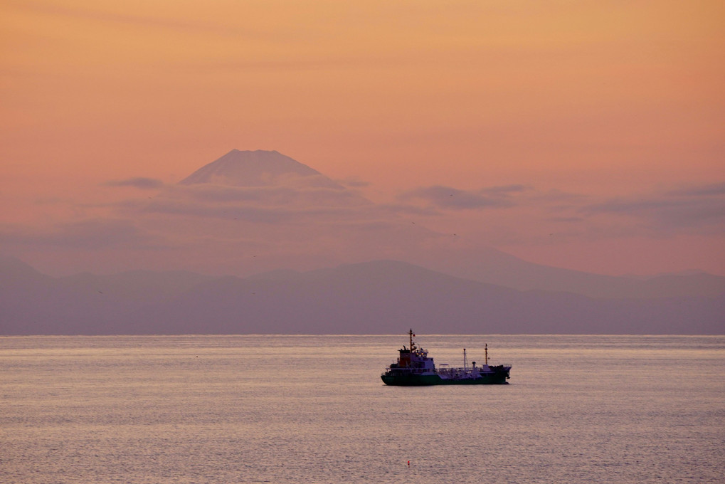 霞富士と船ある夕景