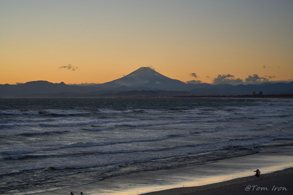朝と夕方の富士山