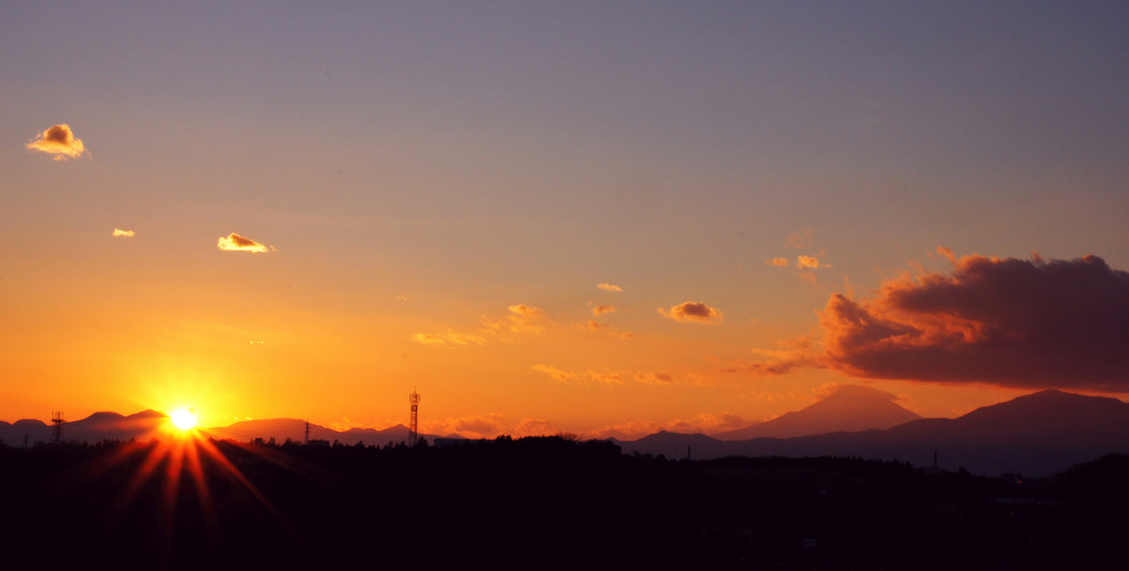 夕焼けと遠くに見える富士山