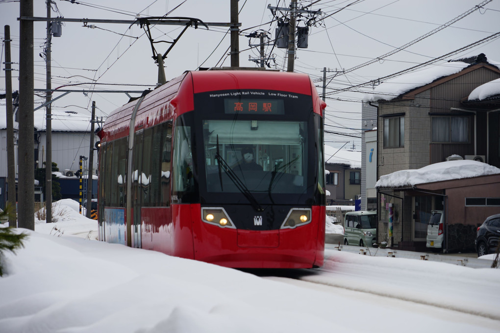 冬の日の赤い電車２