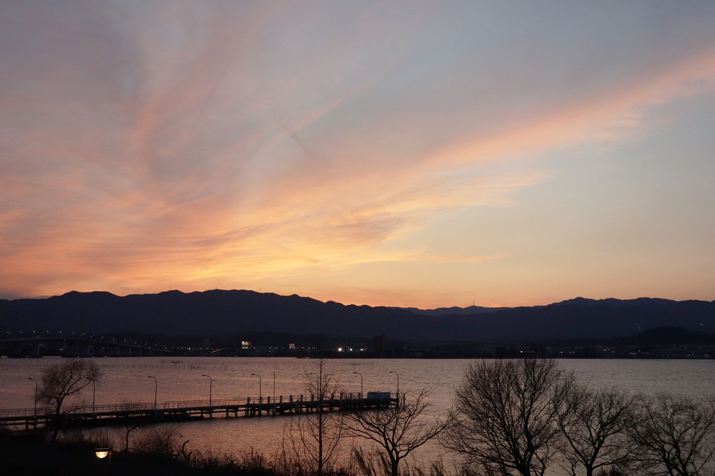 琵琶湖にかかる夕焼雲