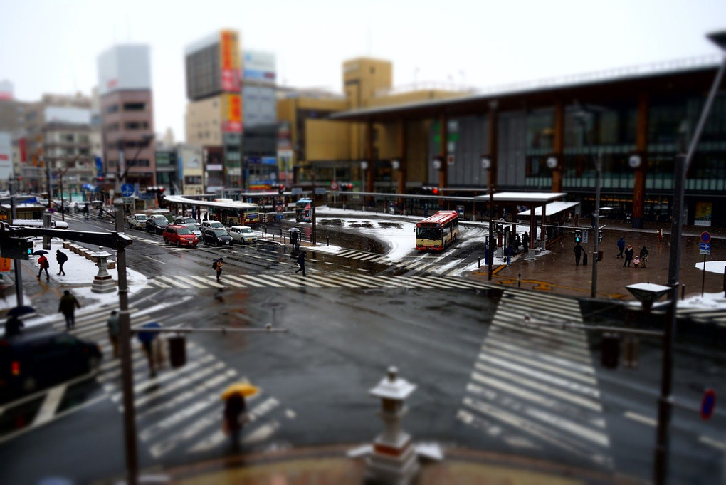 雪の舞う長野駅