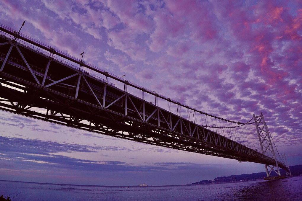 雨上がりの朝の明石海峡大橋