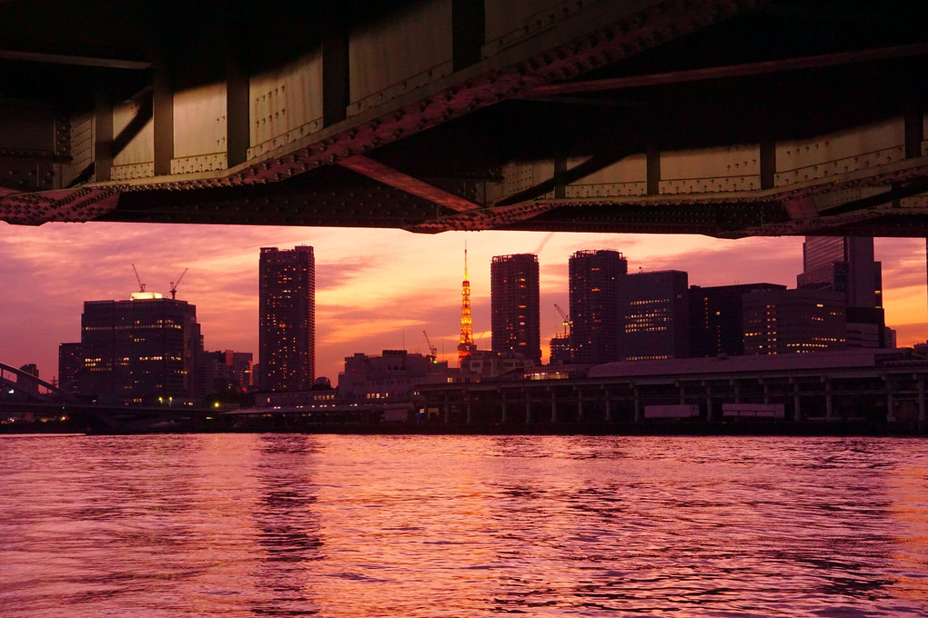 夕暮れの東京タワーと勝どき橋