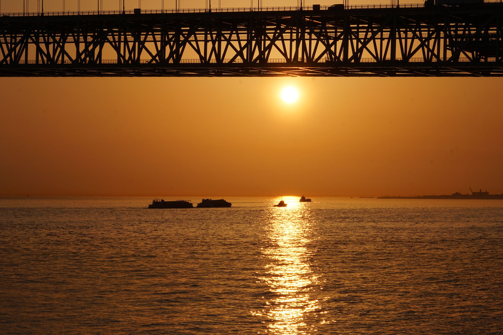 夕暮れの明石海峡大橋