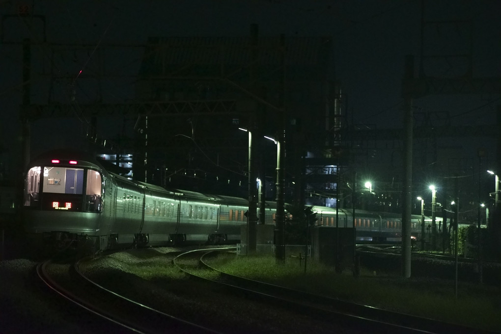 深夜、照明に照らされるカシオペア回送列車
