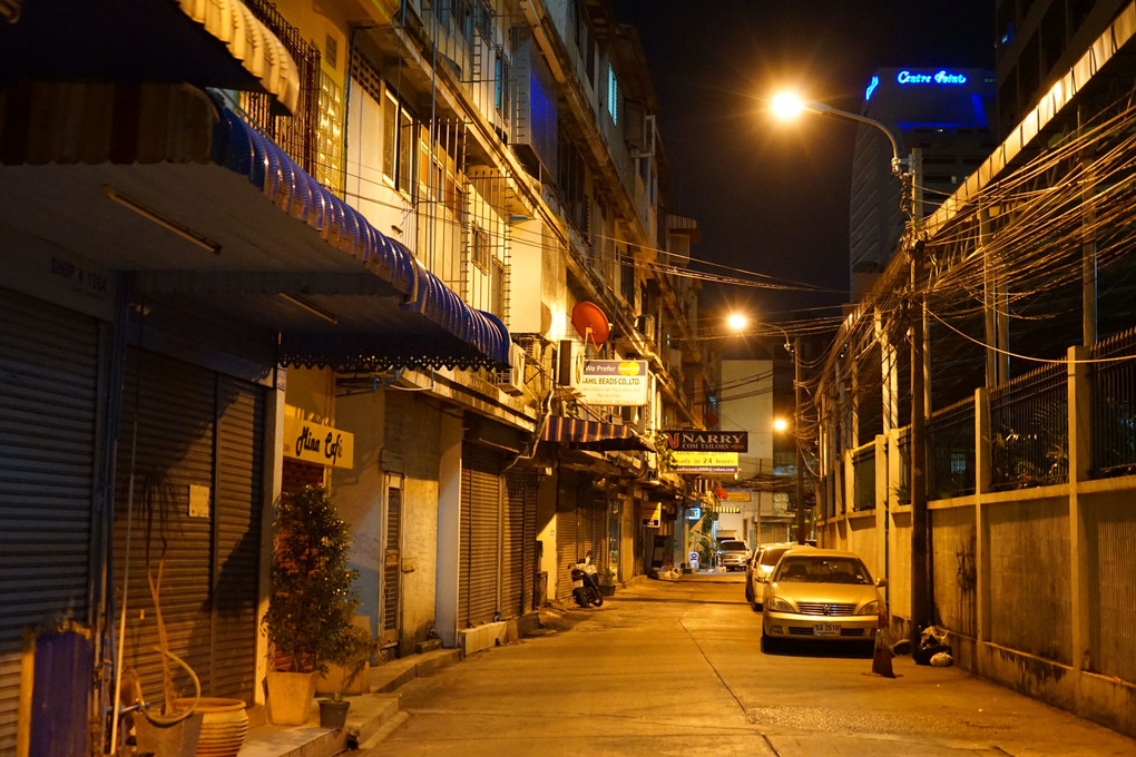 タイ 夜の裏路地
