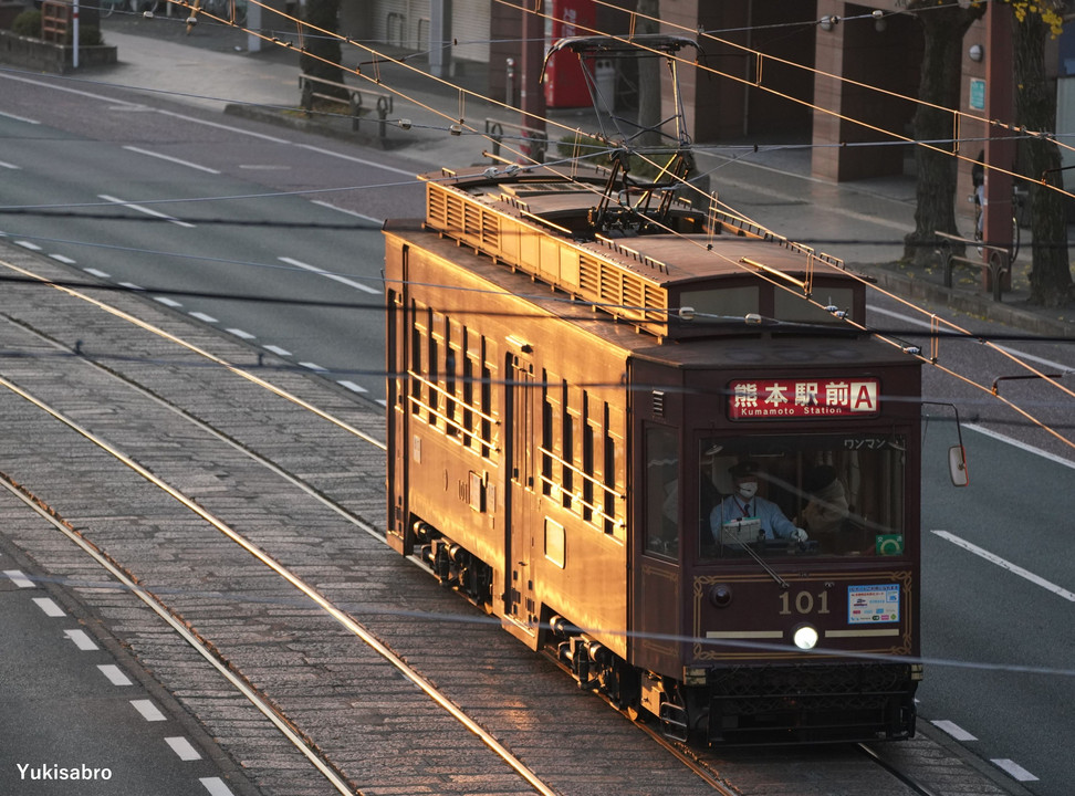 熊本市電　朝焼けに映えるレトロ調電車