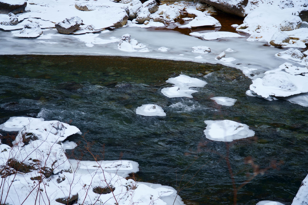 青み掛かる、凍った石狩川