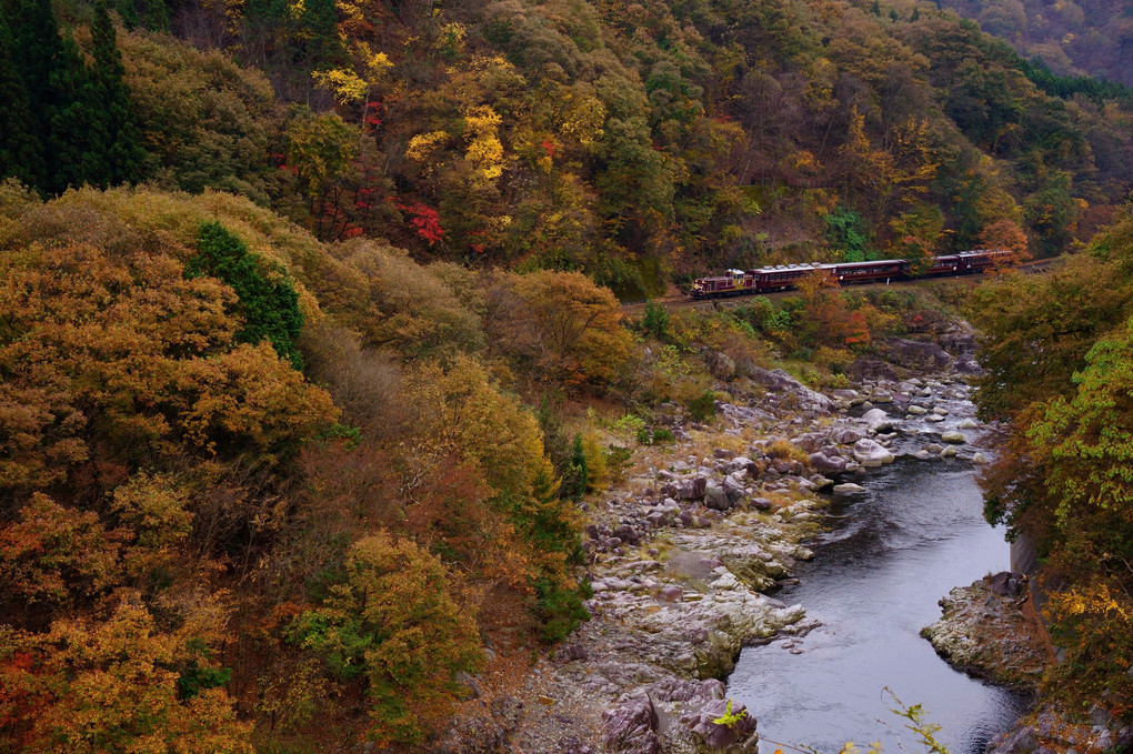 わたらせ渓谷鐵道　渓流と紅葉