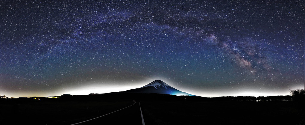 2022年8月αcafe choice掲載作品：富士山を跨ぐ天の川