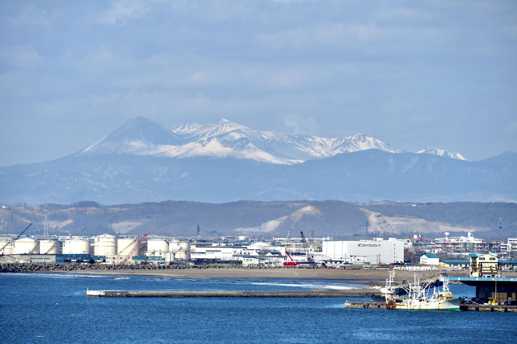 釧路港と雌阿寒岳