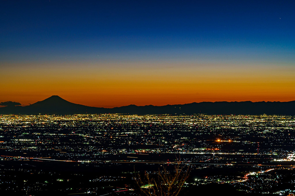筑波山から望む関東平野の夕景と富士山