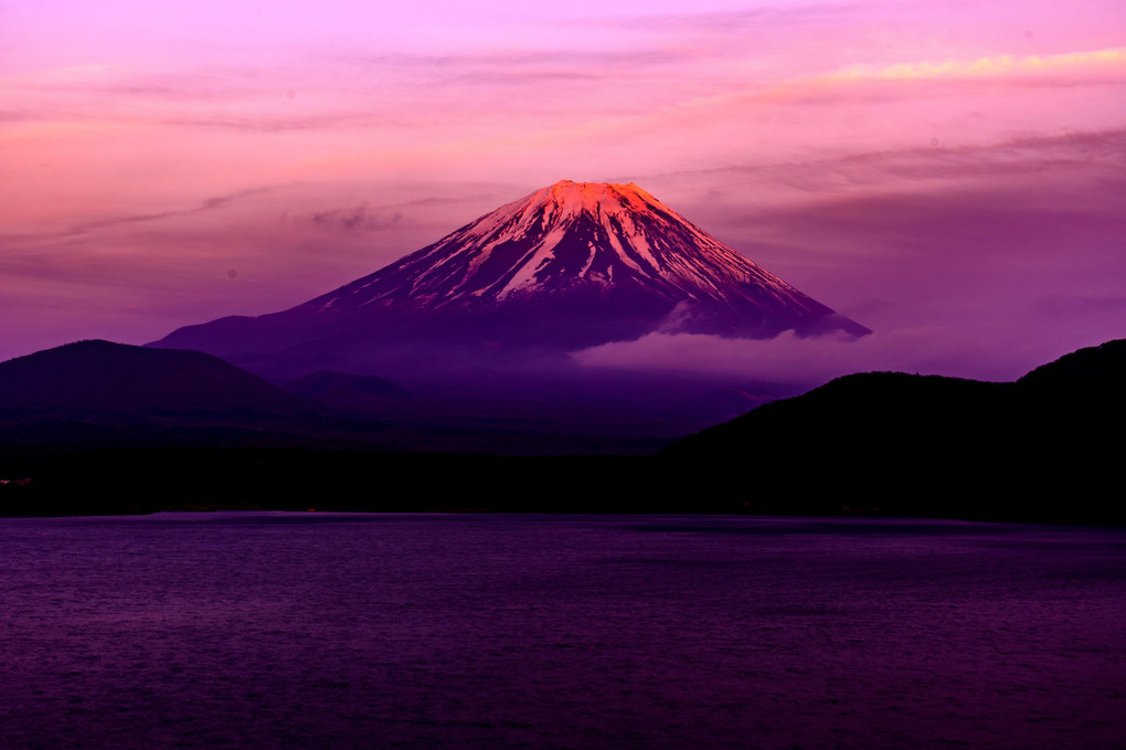 本栖湖　赤富士