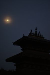 ニャタポラ寺院と月（ネパール,バクタプル）