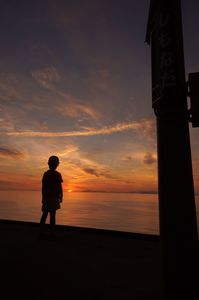 下灘駅にて2～夕陽を見る少年