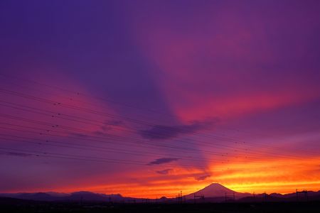 天空への富士山の影