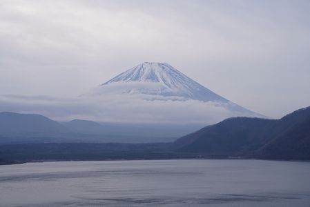 本栖湖から臨む富士