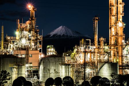 工場夜景に立つ富士山