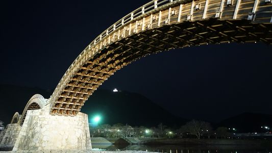 暗闇に浮かぶ錦帯橋