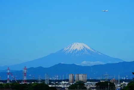 富士山の前を上昇中の哨戒機