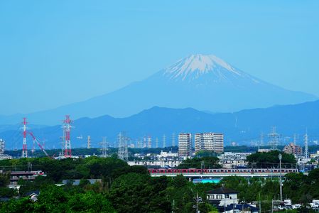 残雪の減った富士山の前をQ列車が疾走❣