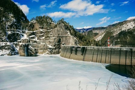 Dam of the ice
