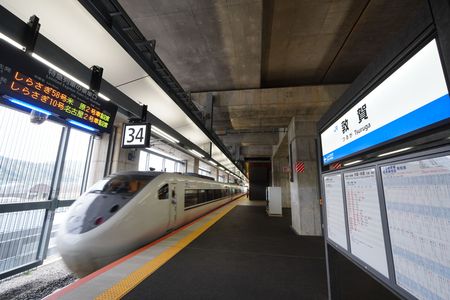 敦賀駅を出発、特急電車「しらさぎ」