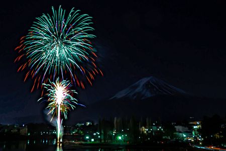 富士山に咲く花火