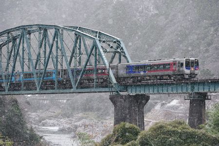 雪ちらつく吉野川第二橋梁を渡る