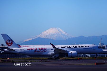 A350-900と富士山