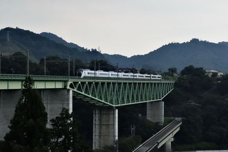 新桂川橋梁を渡るE353