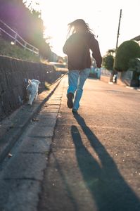 走る娘と犬と夕日