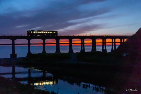 ブルーモーメントの橋梁と列車